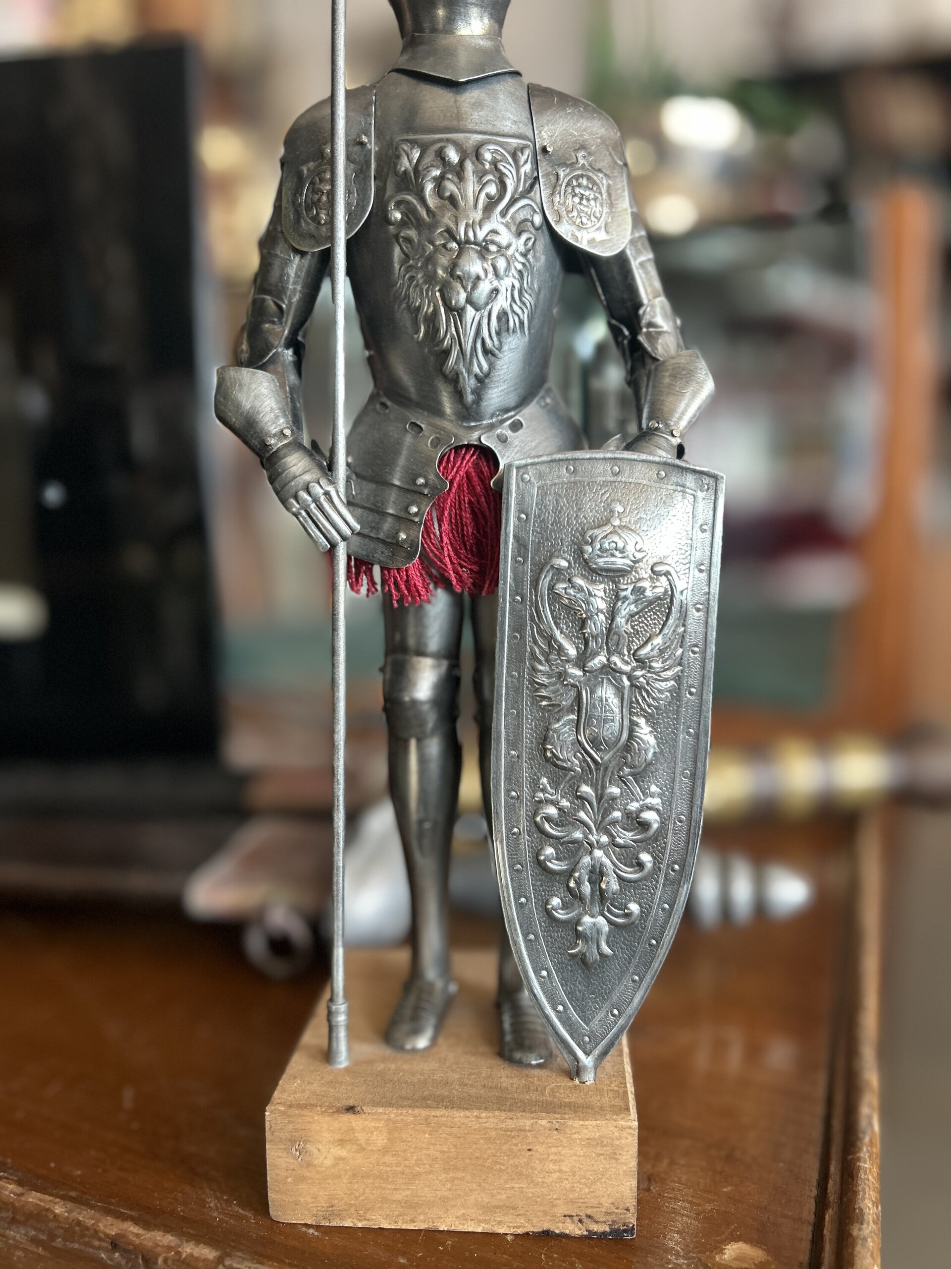 Figura de armadura medieval con lanza y escudo - 2