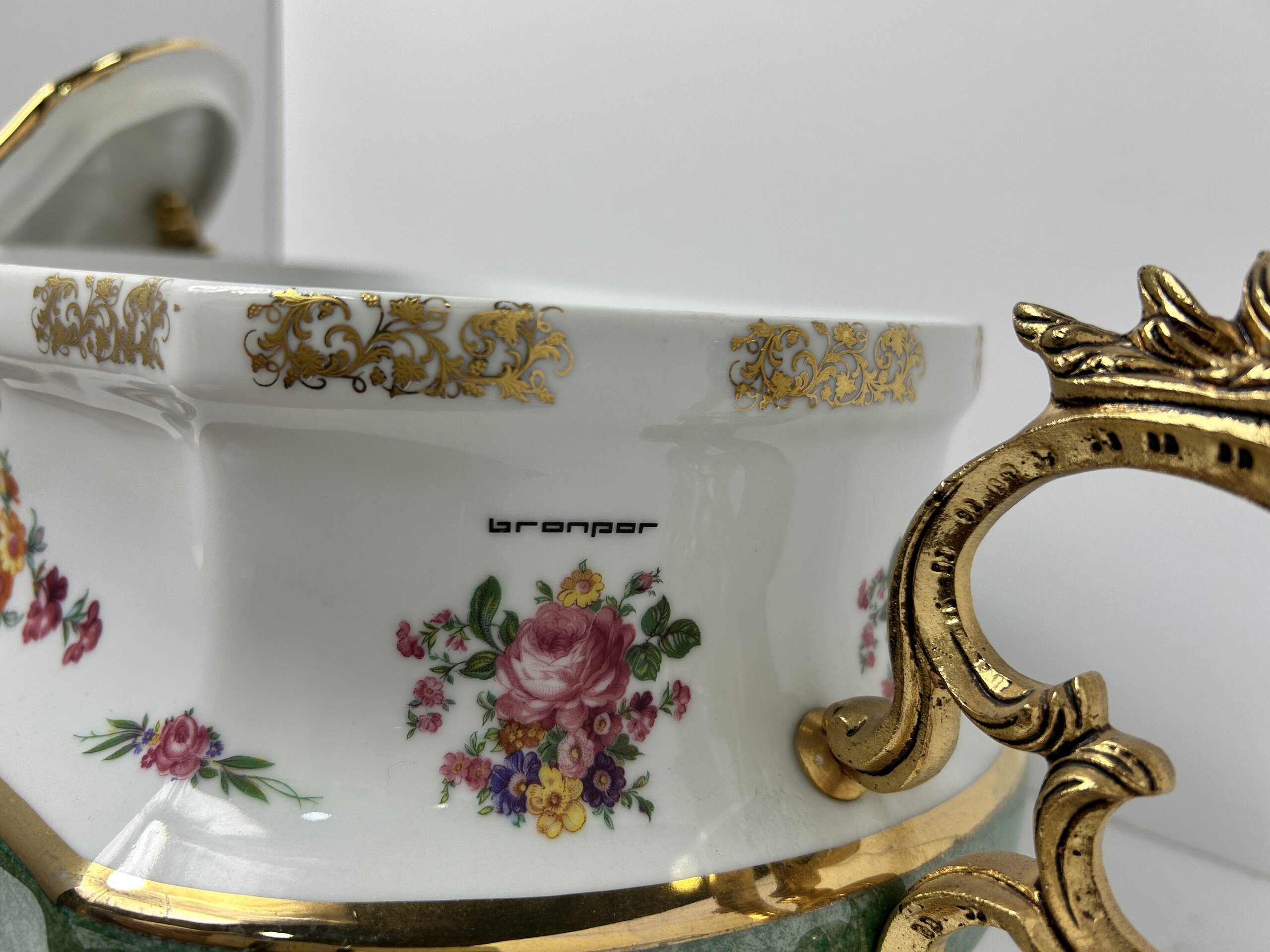 Bonita y rara sopera grande de porcelana y bronce - 12