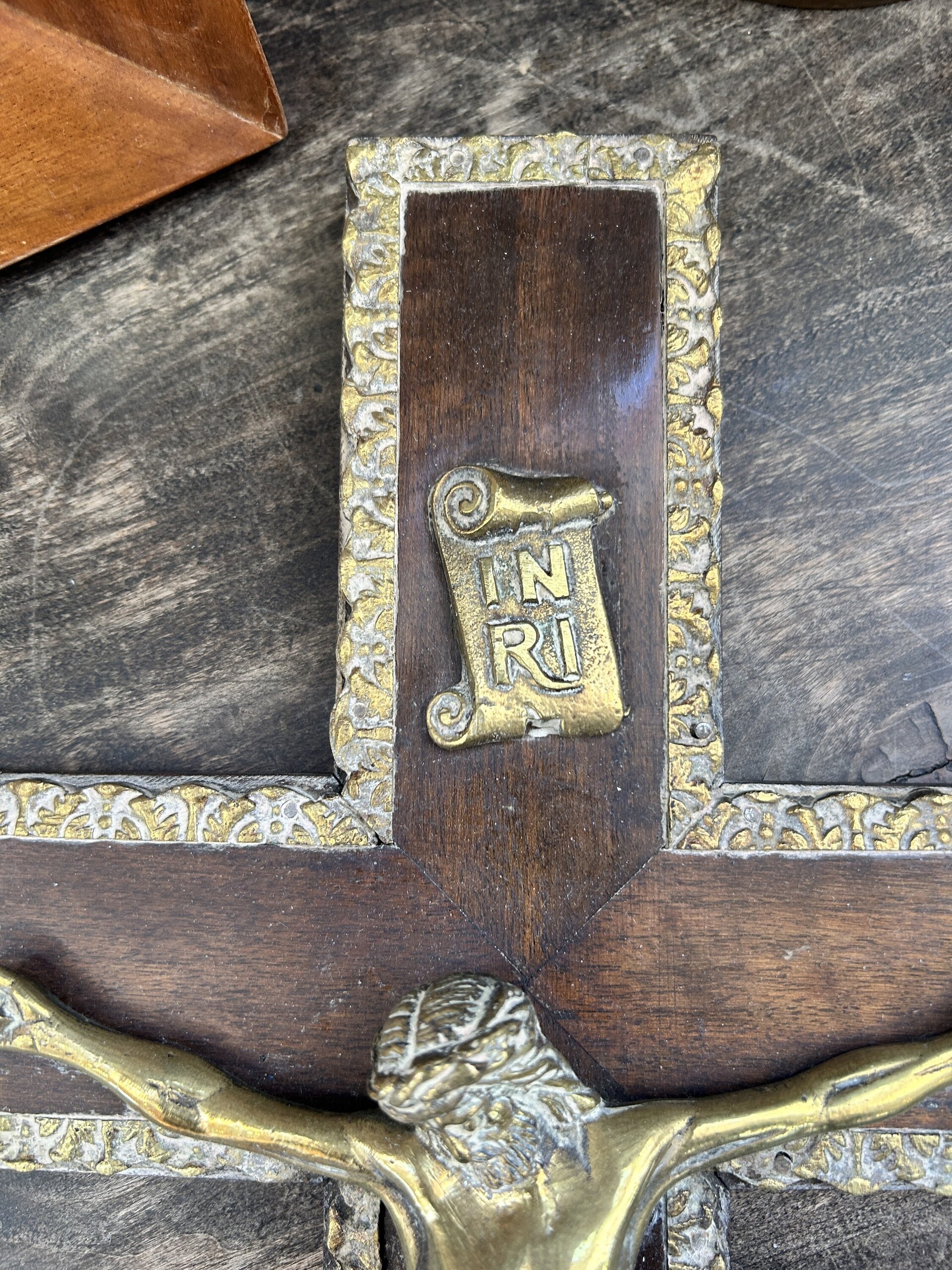 Antiguo crucifijo de madera y bronce - 6
