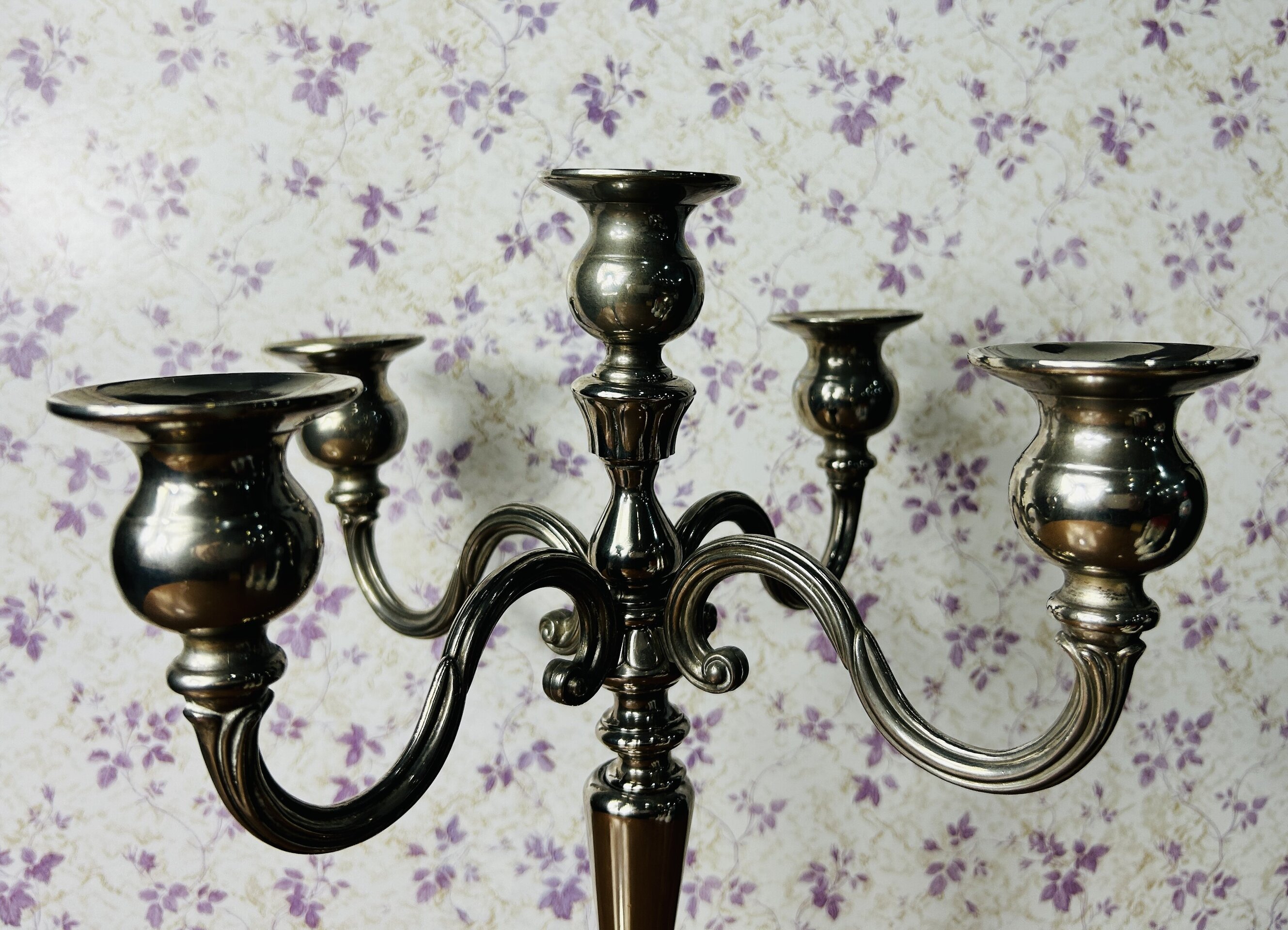 Candelabro bañado en plata. - 2