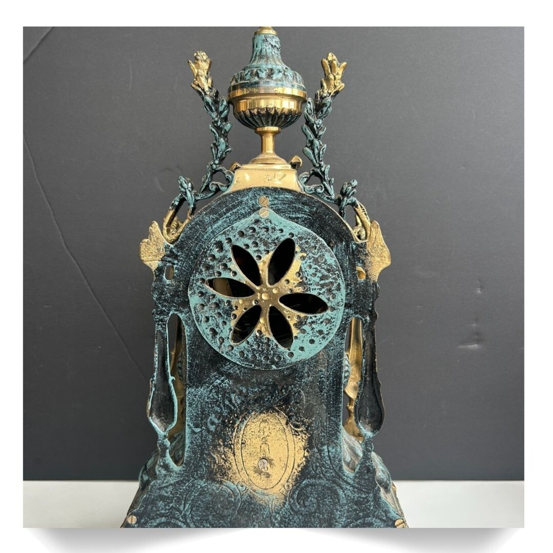 Reloj de sobremesa de estilo rococó. - 3
