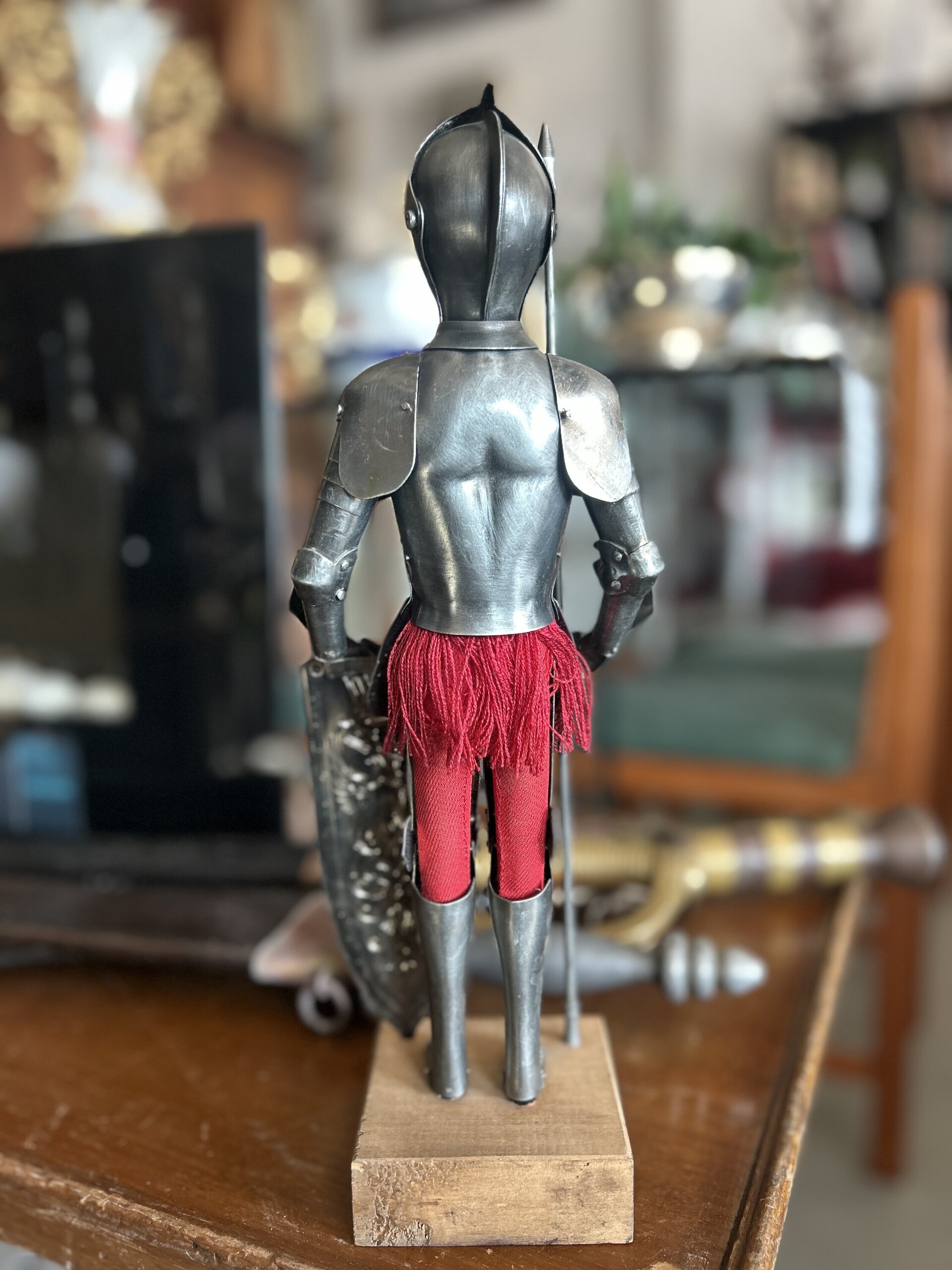 Figura de armadura medieval con lanza y escudo - 3