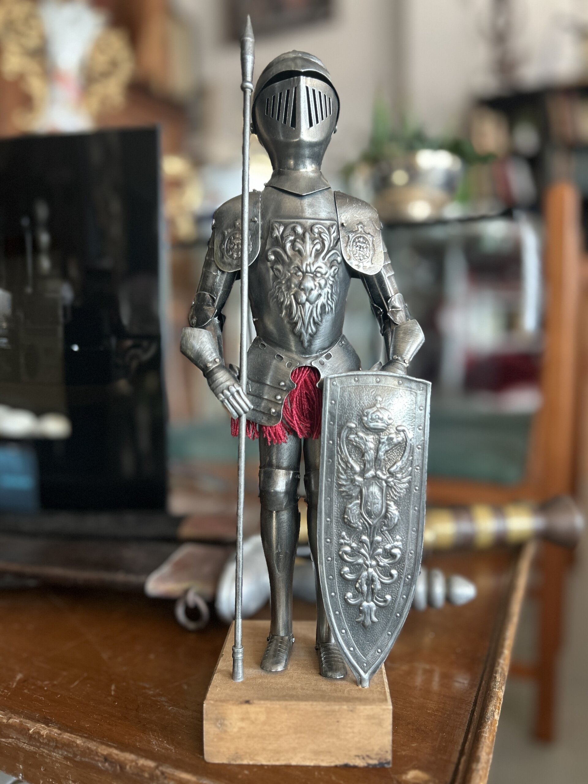 Figura de armadura medieval con lanza y escudo - 5