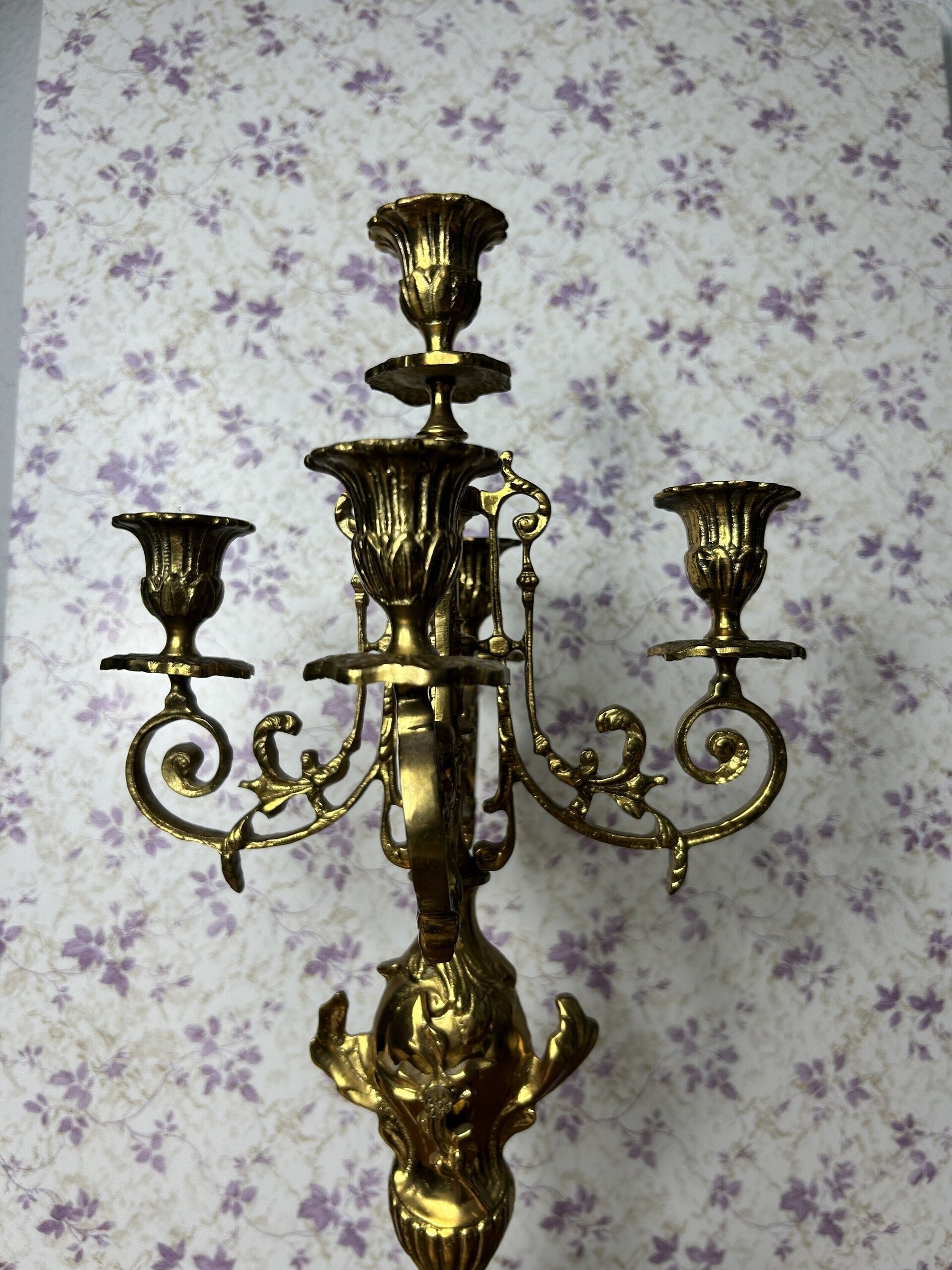 Pareja de candelabros rococó de bronce - 4