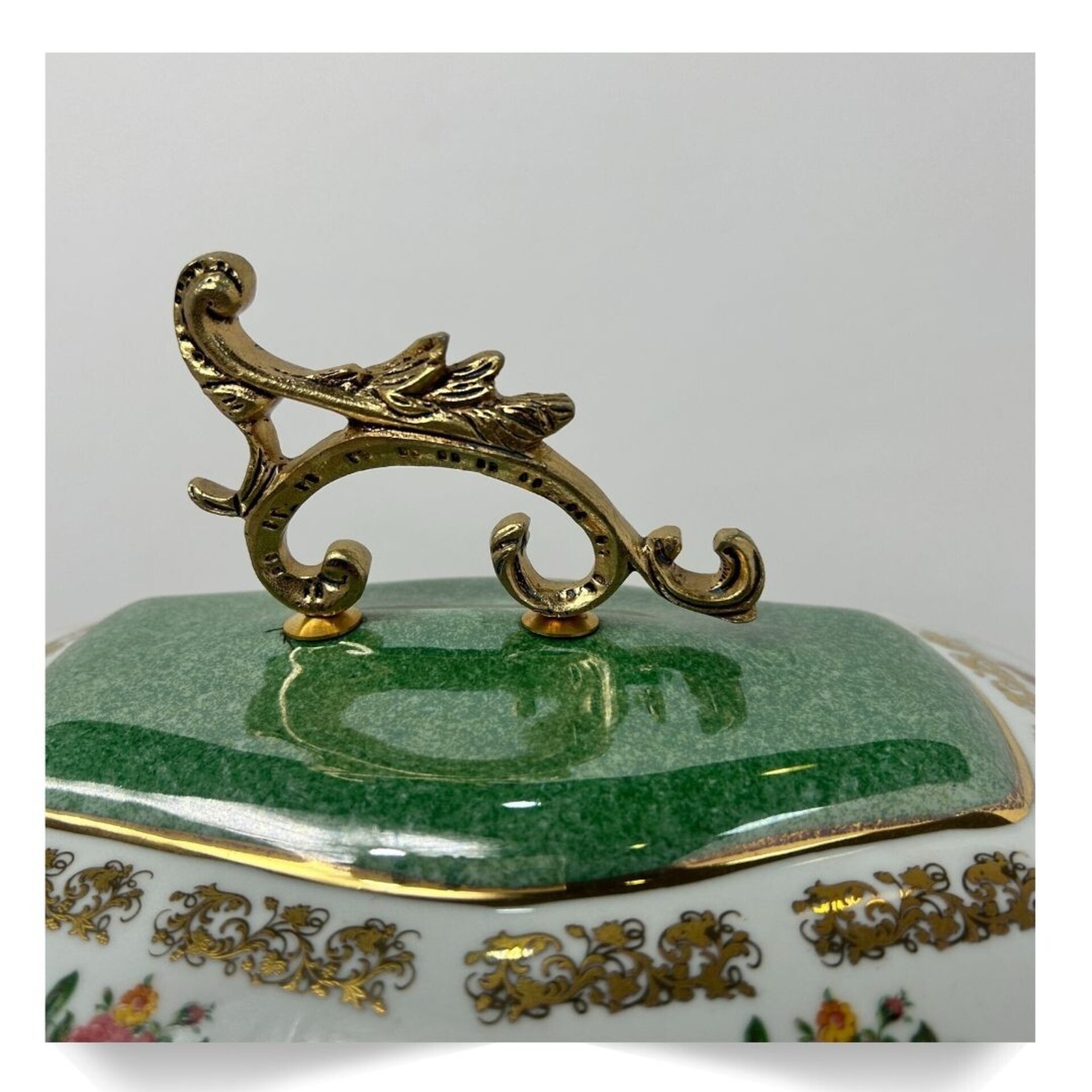 Bonita y rara sopera grande de porcelana y bronce - 6