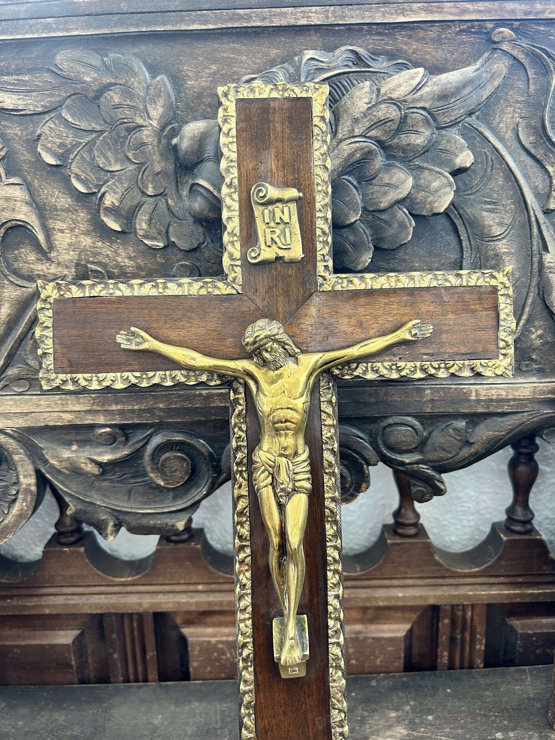 Antiguo crucifijo de madera y bronce - 2