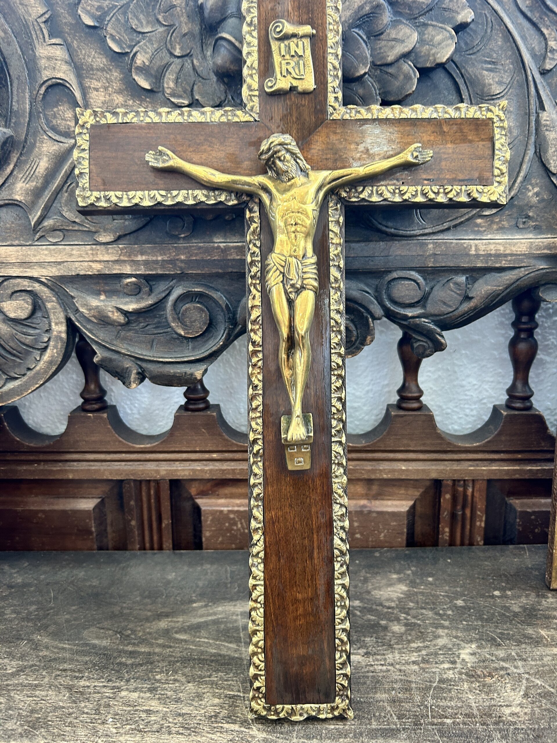 Antiguo crucifijo de madera y bronce - 1