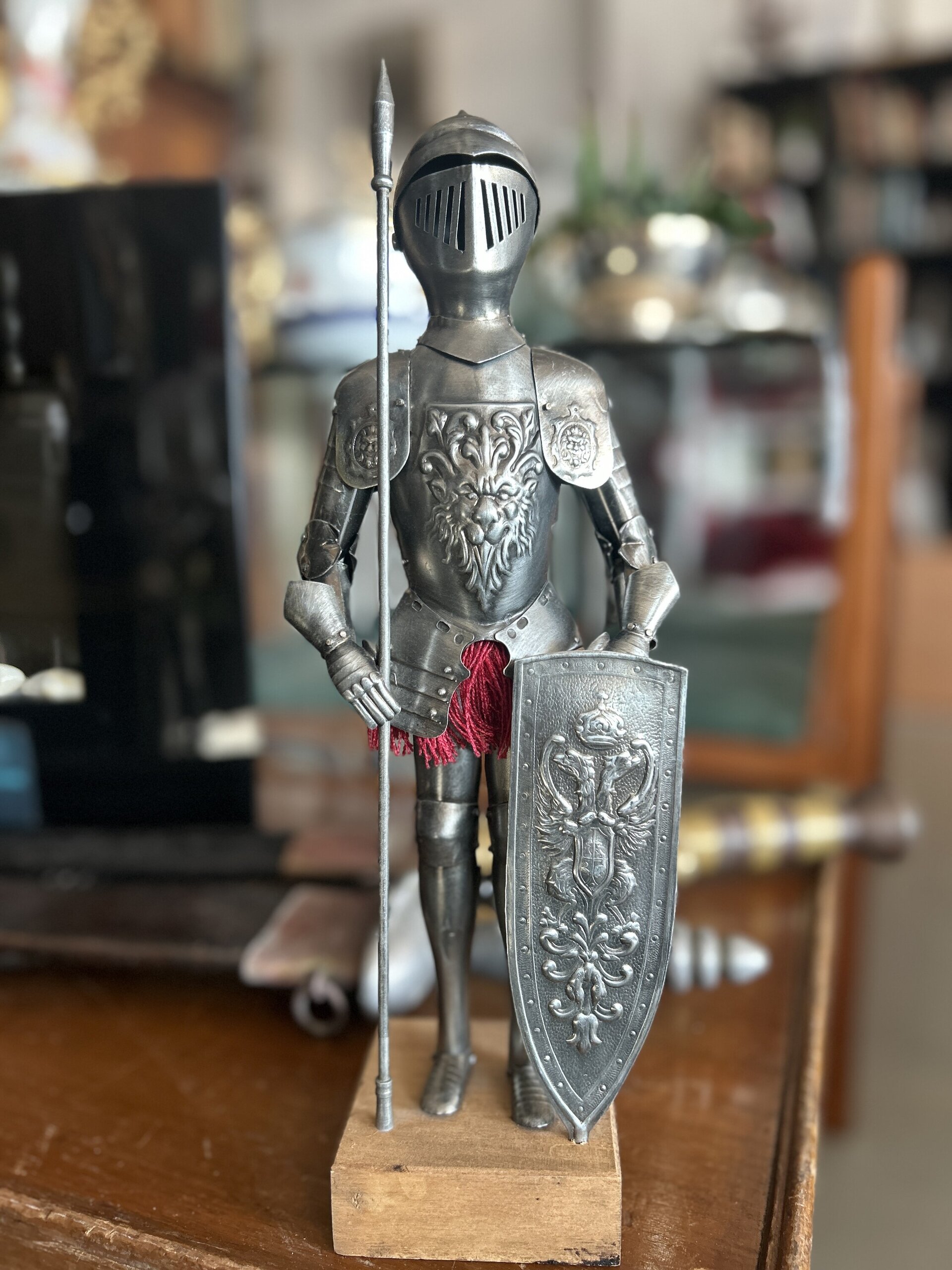 Figura de armadura medieval con lanza y escudo - 1