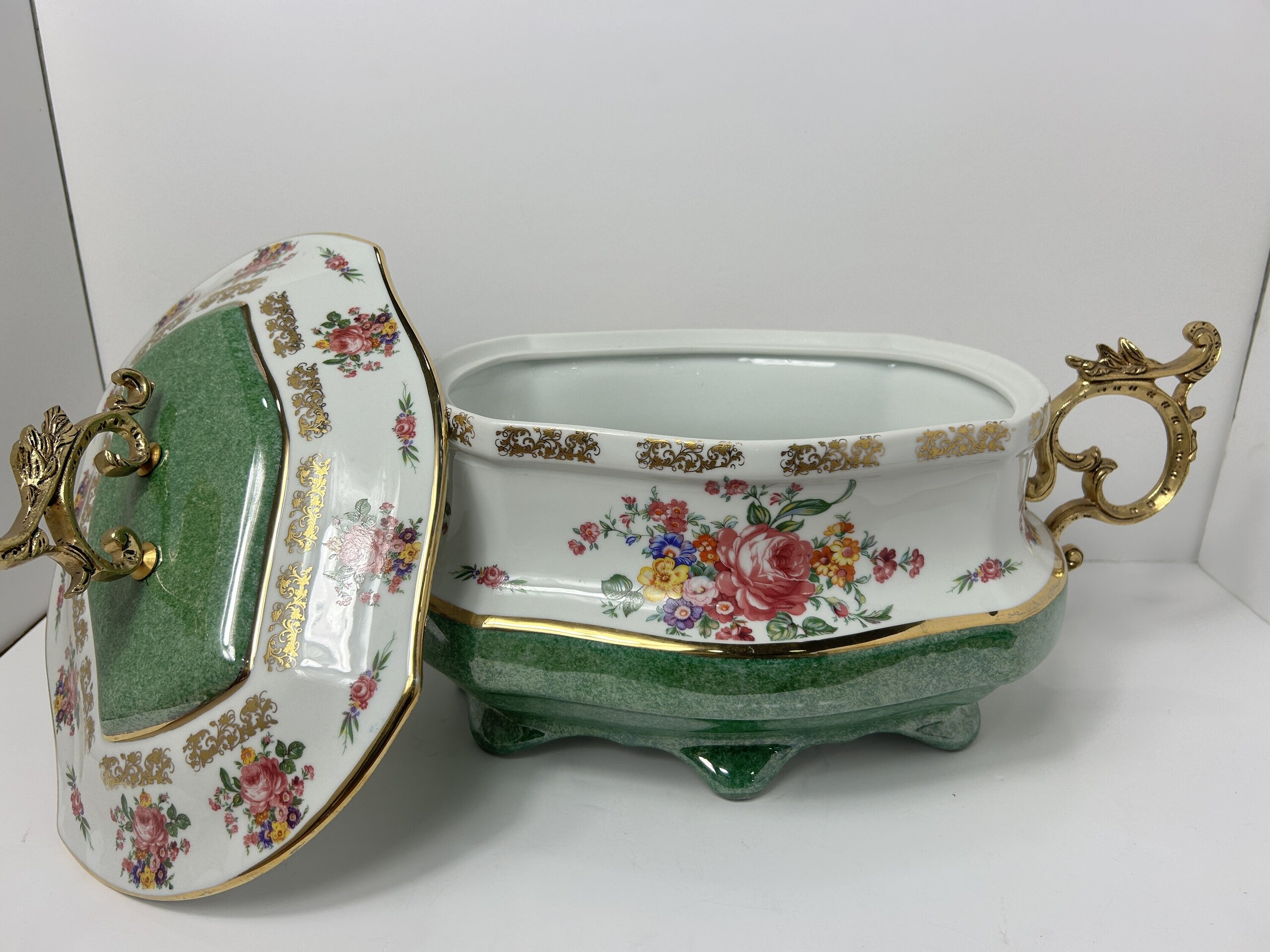 Bonita y rara sopera grande de porcelana y bronce - 9
