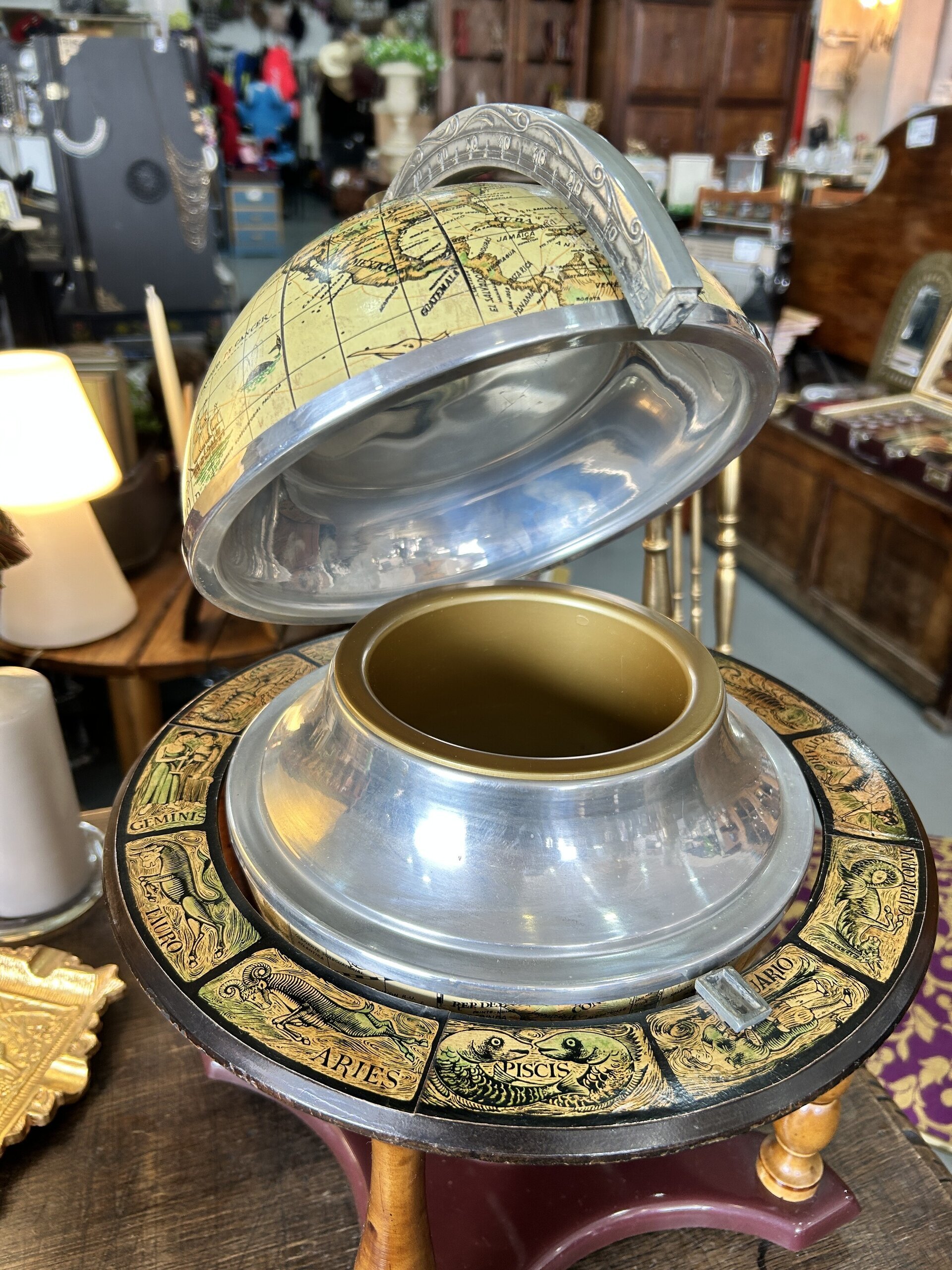 Antigua cubitera con diseño de globo terráqueo - 4