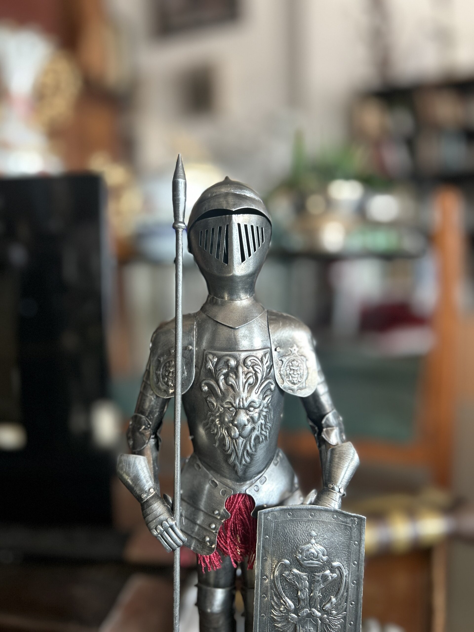 Figura de armadura medieval con lanza y escudo - 4
