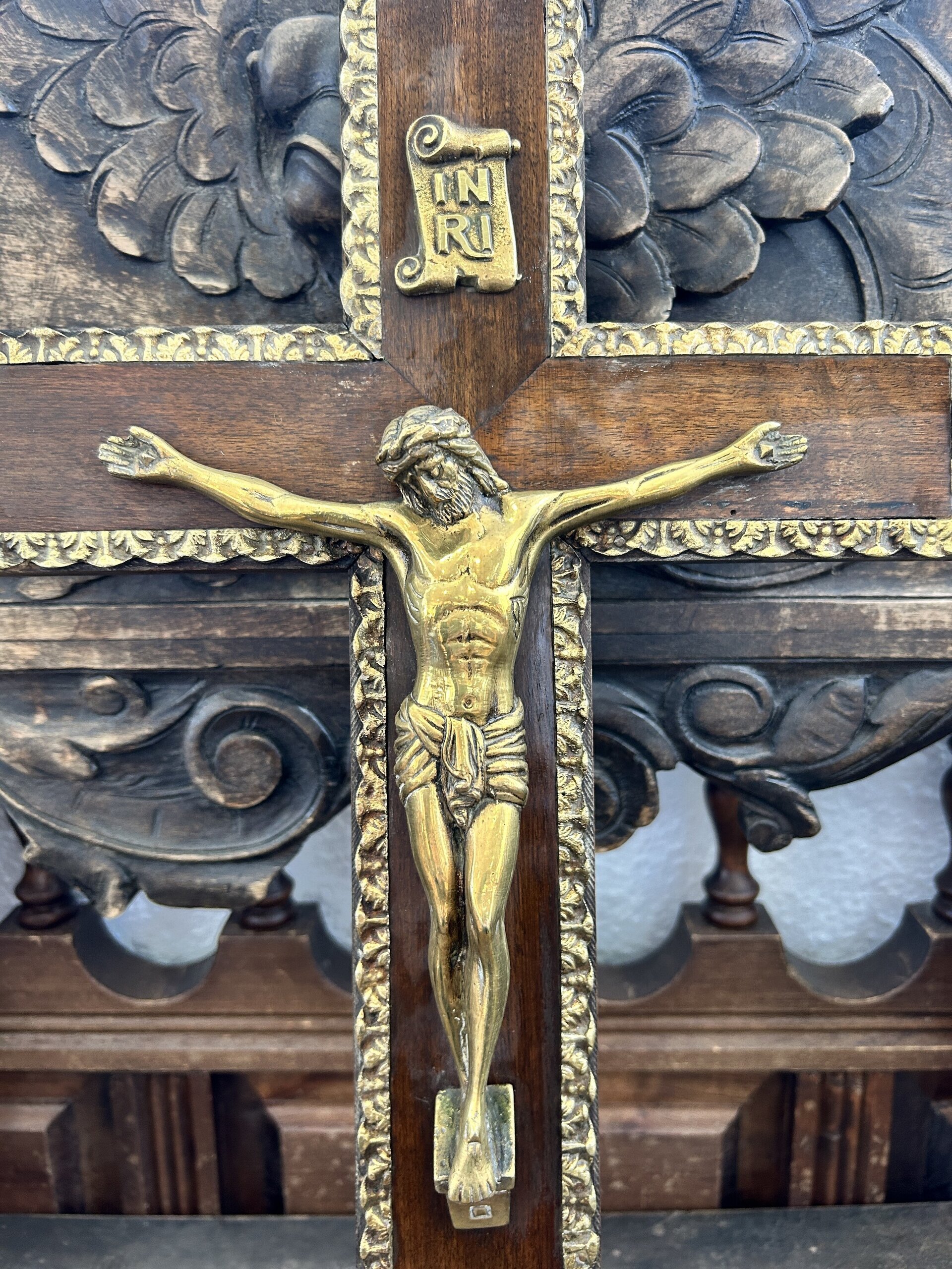 Antiguo crucifijo de madera y bronce - 3