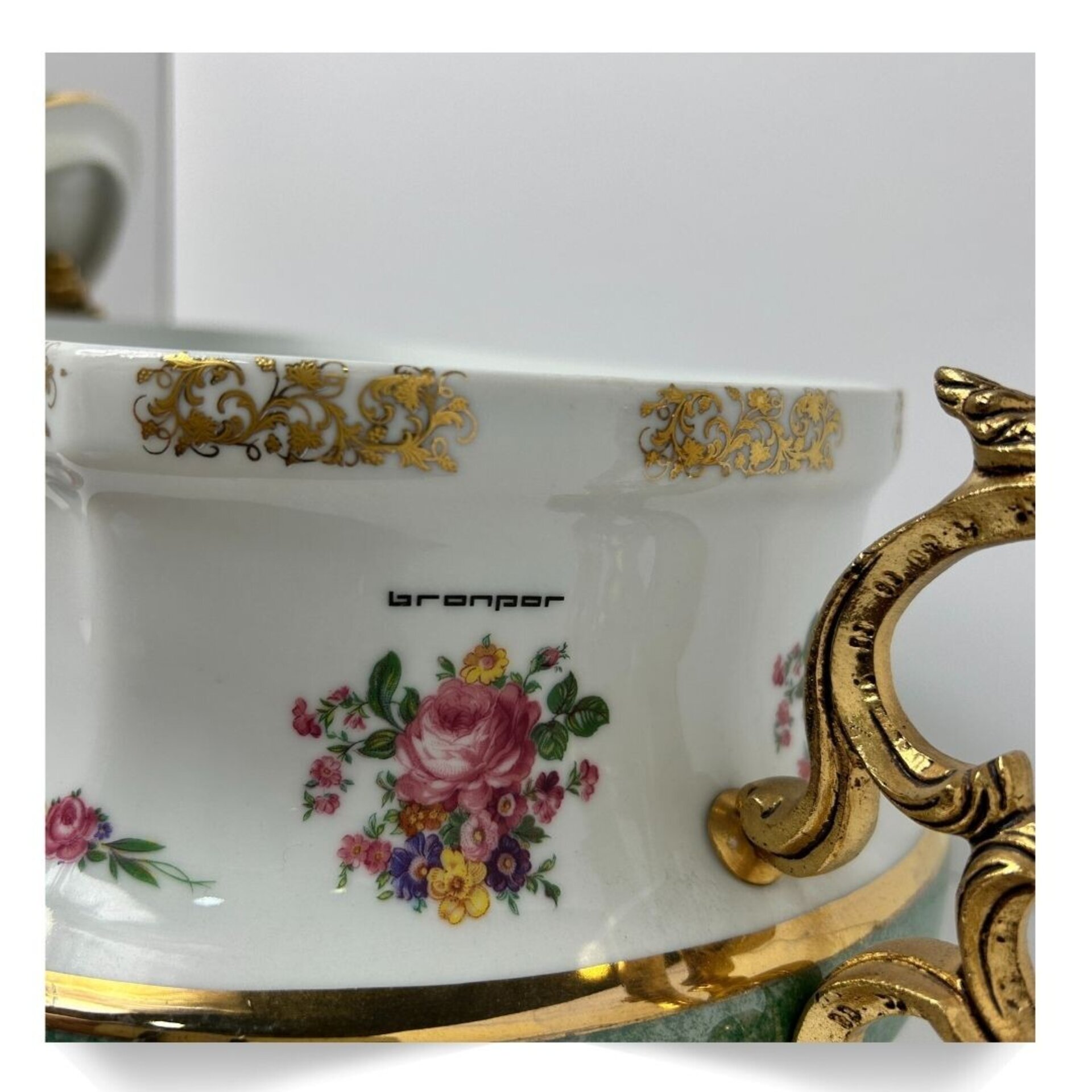 Bonita y rara sopera grande de porcelana y bronce - 11